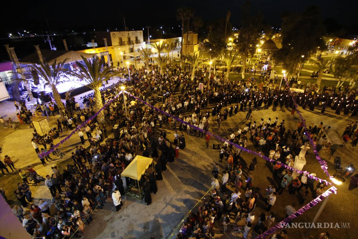 Recorren la vía dolorosa cientos de fieles católicos