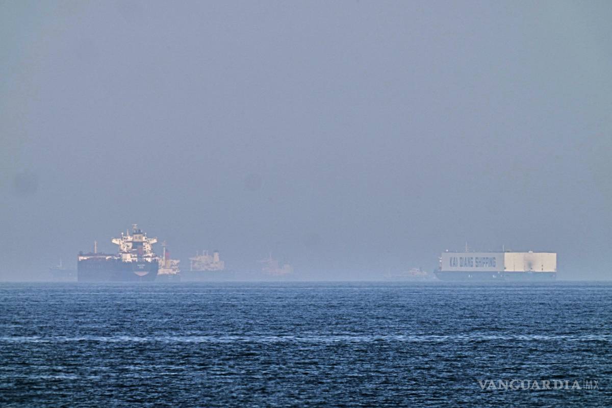 $!Un petrolero y un barco con autos, en el golfo de Omán, cerca del estrecho de Ormuz, vistos desde las costas de Khor Fakkan, Emiratos Árabes Unidos.
