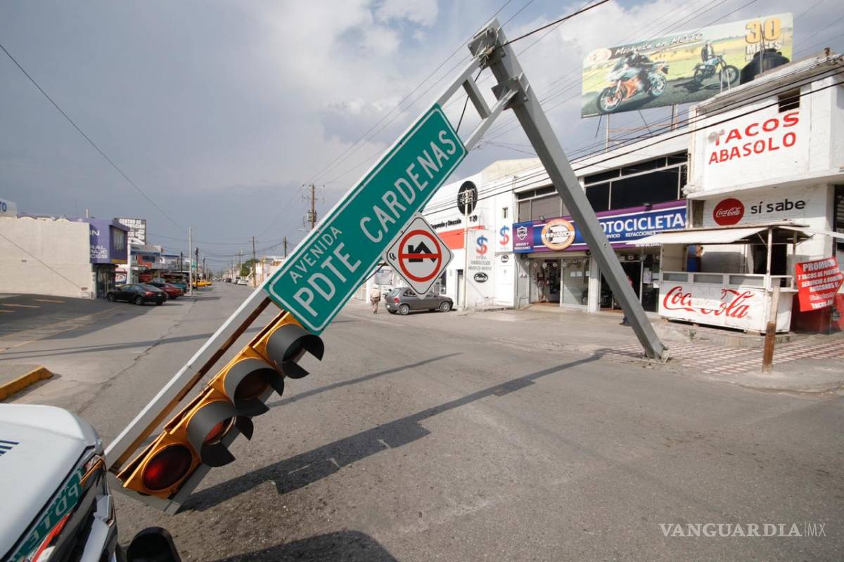 $!Fuertes vientos causan caída de un semáforo en céntrica zona de Saltillo