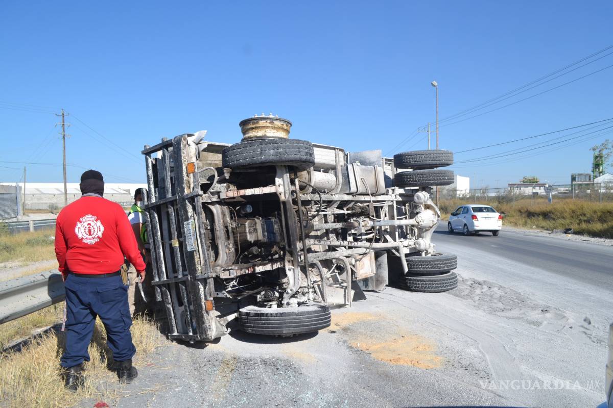 Vuelca un camión con carga de arena