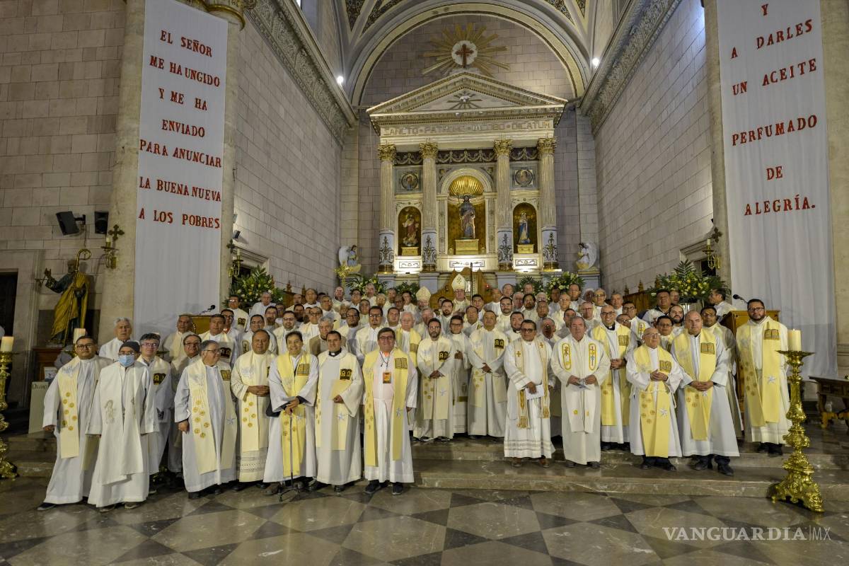 $!Los párrocos renovaron sus compromisos religiosos durante la misa crismal.