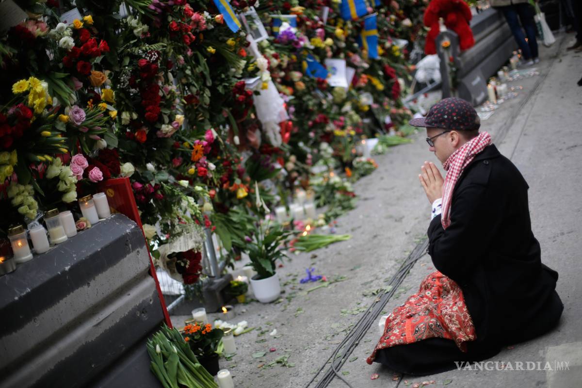 $!Suecia honra con flores a las víctimas del atentado