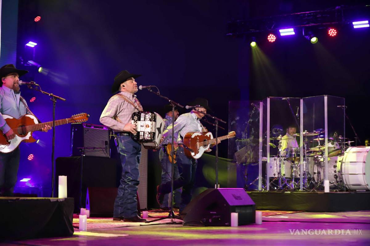 $!Fue durante el tema ‘Un Desengaño’ que Intocable dejó un coro entero al público que respondió a todo pulmón.