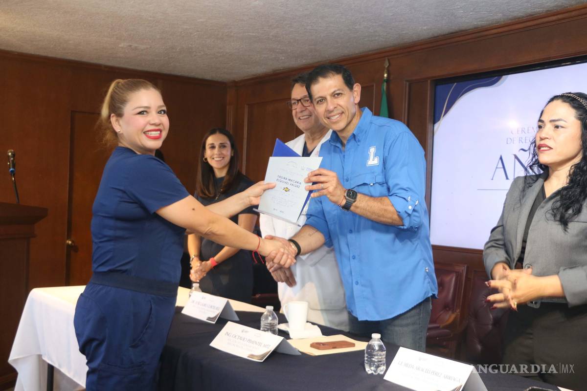 $!Trabajadores del hospital fueron galardonados por su trayectoria en distintas áreas.