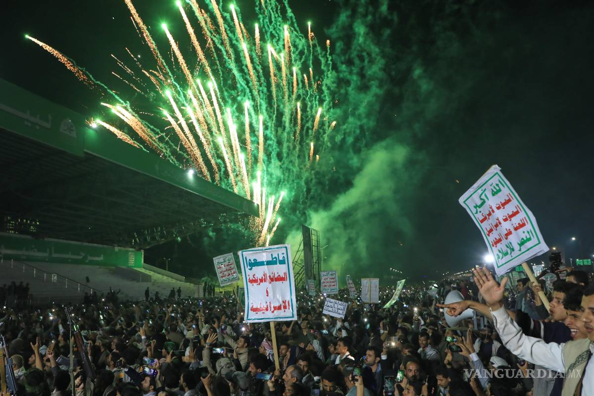 $!Fuegos artificiales iluminan el cielo mientras simpatizantes de los hutíes marchan contra una coalición encabezada por Arabia Saudí en Saná, Yemen.