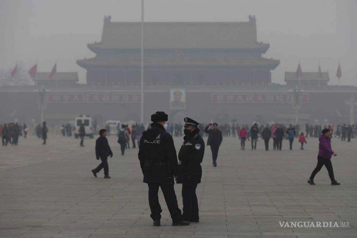 $!Una nube espesa y gris envuelve a Beijing en por segundo día