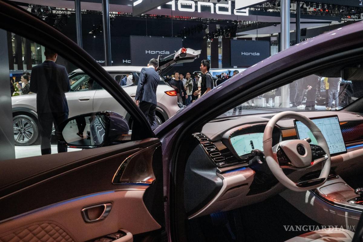 $!Un automóvil eléctrico Xpeng en exhibición en el salón del automóvil de Beijing