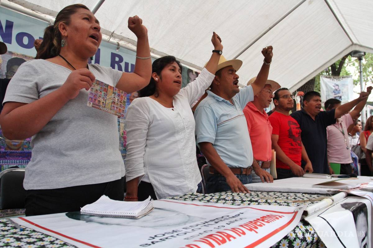 Padres de los 43 alcanzan tres acuerdos con la PGR