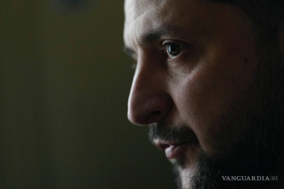 $!El presidente de Ucrania, Volodímir Zelenski, habla durante una entrevista con Julie Pace, vicepresidenta y editora ejecutiva de The Associated Press.