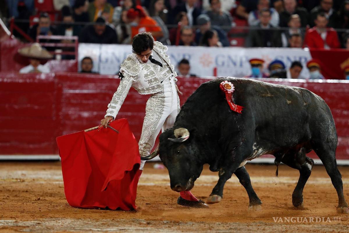 $!El torero mexicano Luis David lidia a su primer toro “Suspiro” de 482 kg, durante la corrida nocturna de la temporada grande de Las Luces, en la reapertura de la Plaza de Toros México en Ciudad de México. EFE/Mario Guzmán