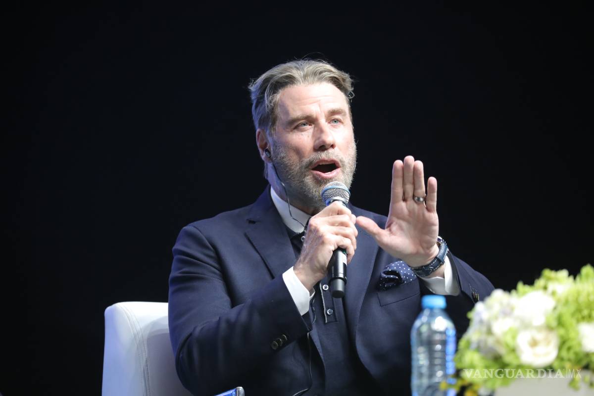 $!Pide John Travolta a jóvenes mexicanos hacer las cosas con sentido social