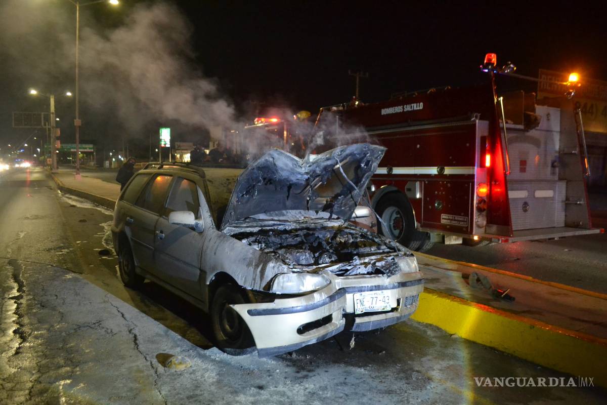 Se impacta en puente al incendiarse su auto