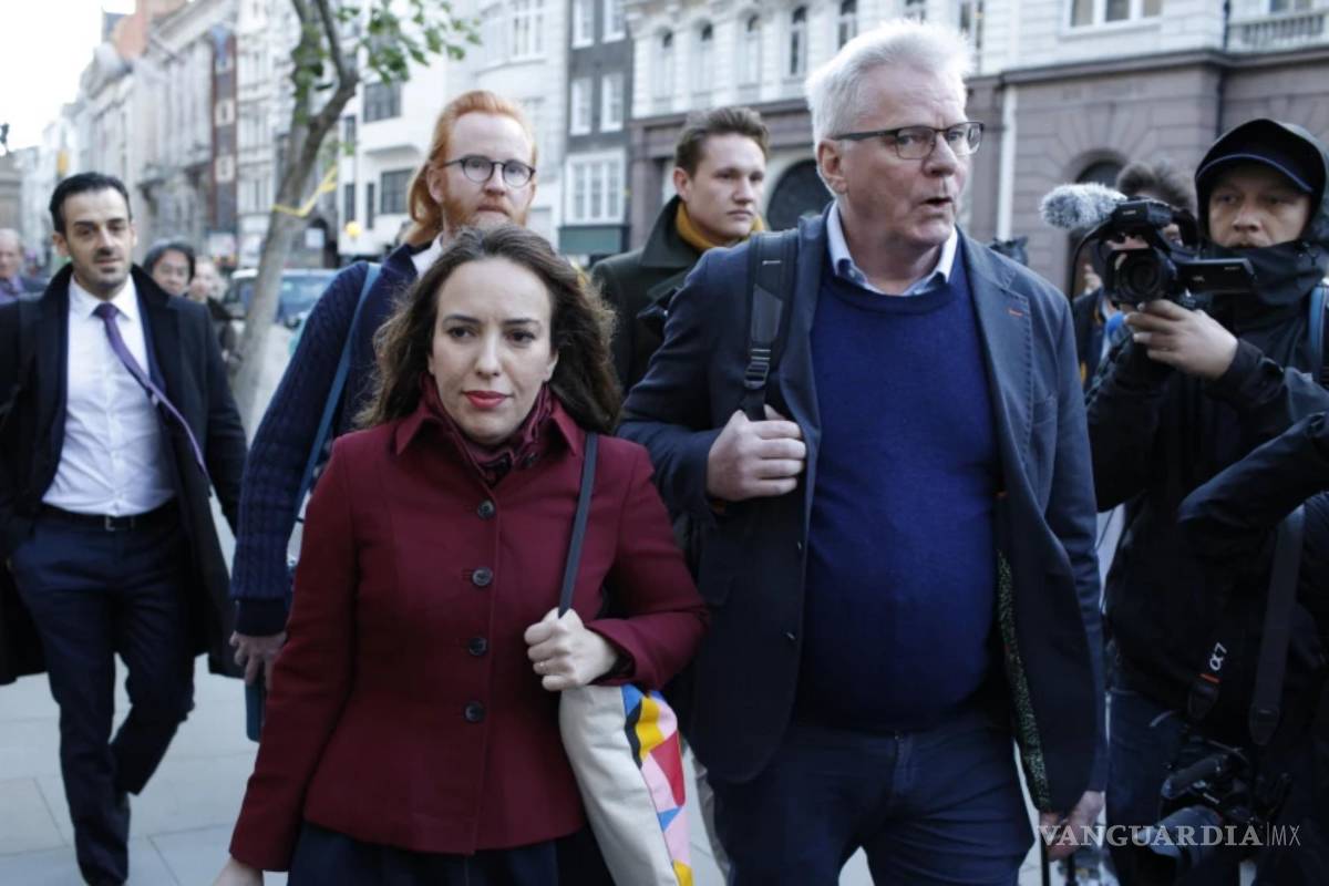 $!Stella Moris, socia de Julian Assange, llega al Tribunal Superior junto con la editora en jefe de WikiLeaks, Kristinn Hrafnsson, en Londres, el jueves 28 de octubre de 2021. AP/David Cliff