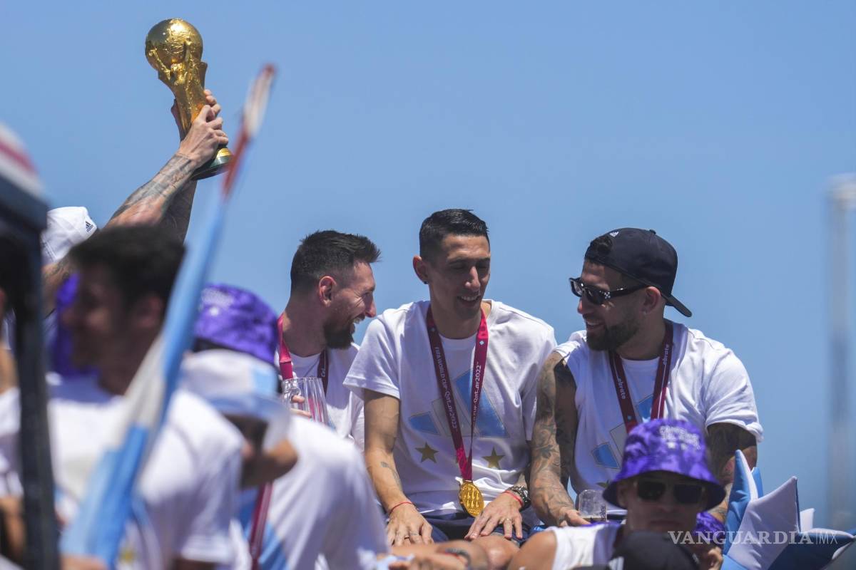 $!El capitán Lionel Messi (i) habla con Ángel di María (c) y Nicolás Otamendi durante la celebración de regreso de la selección de fútbol de Argentina.