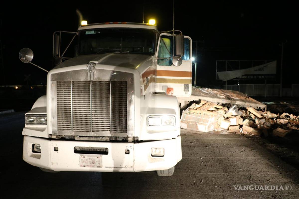 $!Trailero intenta ganarle paso al tren, en Ramos Arizpe