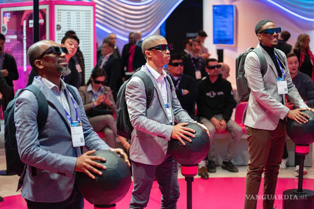 $!Los visitantes prueban Telekom Super Soccer durante el Mobile World Congress 2024 en Barcelona, España.