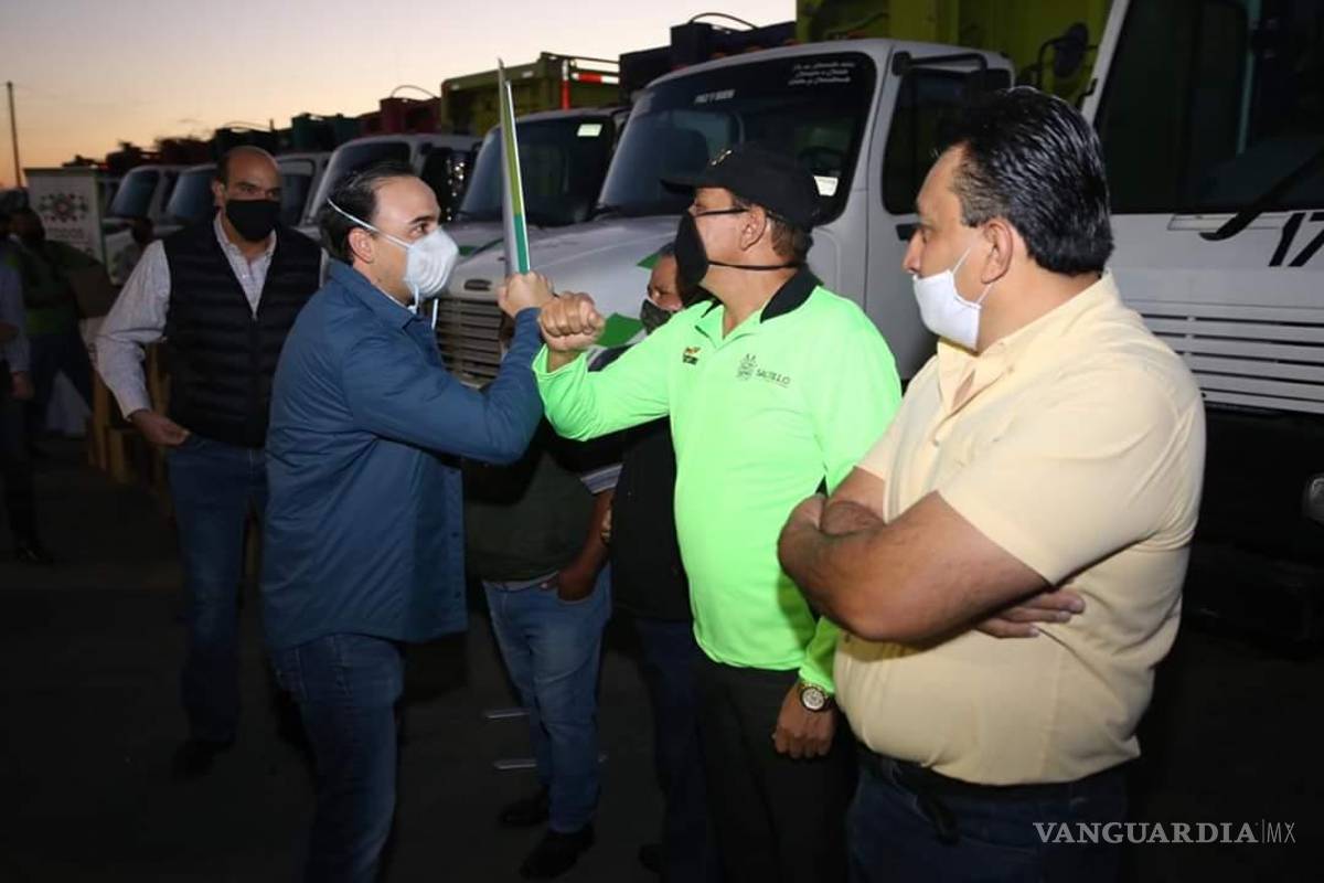 Reparte Alcalde de Saltillo despensas y cheques a trabajadores del Municipio