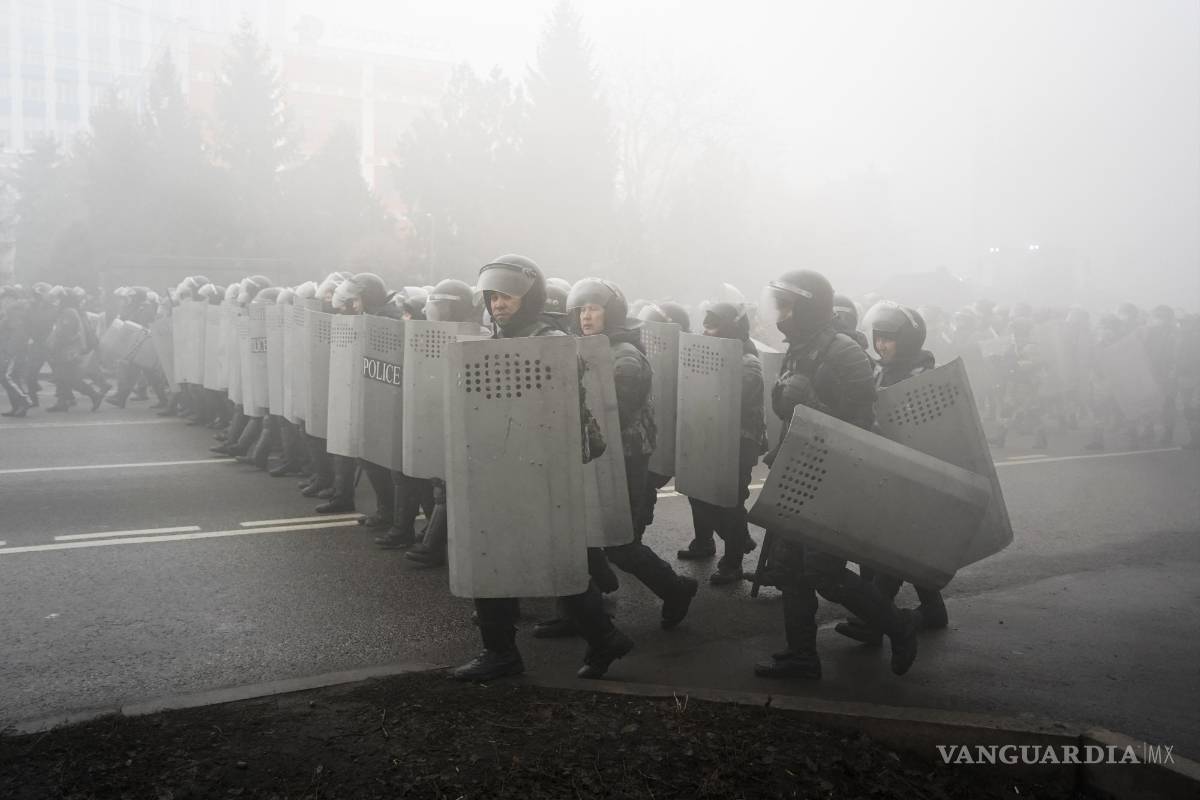 Envían Rusia y aliados fuerzas de paz a Kazajistán