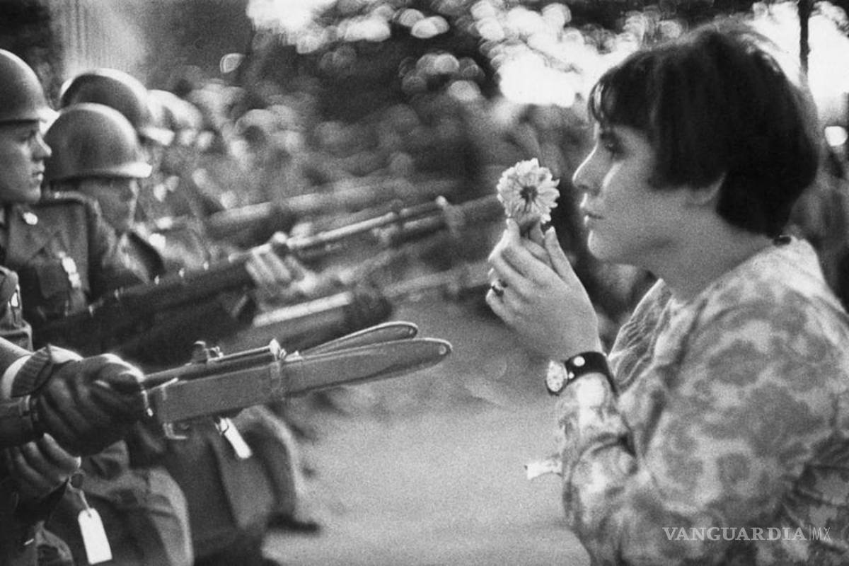 Fallece Marc Riboud, conocido por la chica con una flor delante de unos fusiles