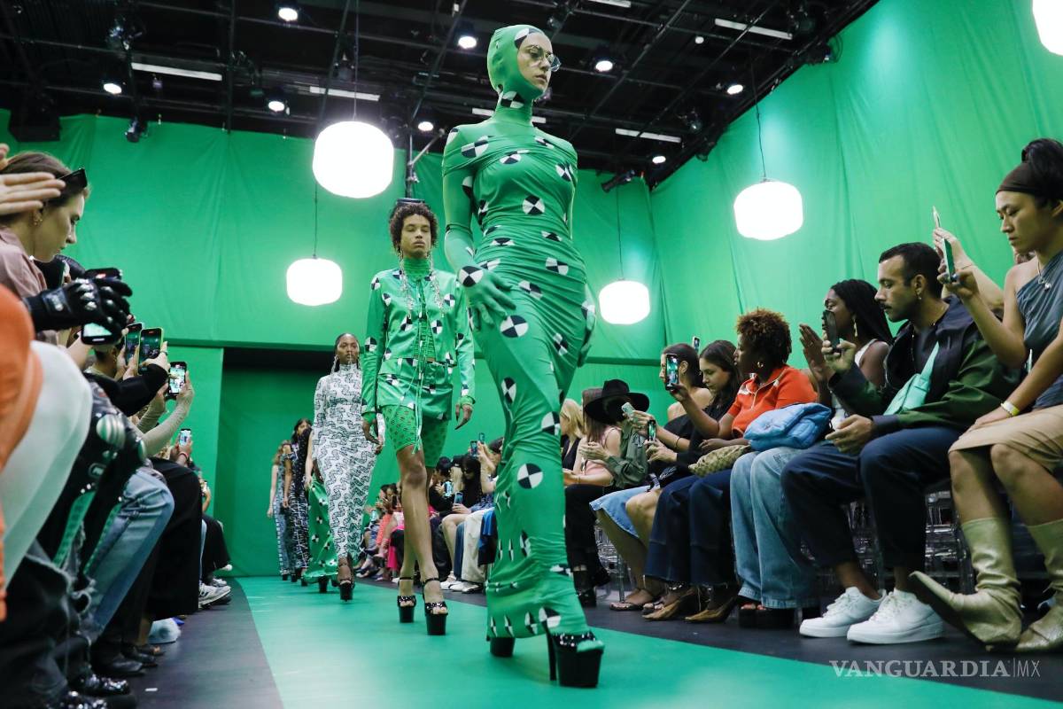 $!Las modelos presentan las creaciones de la marca de moda Maisie Wilen durante la Semana de la Moda de Nueva York en el 122 Community Center de Nueva York.