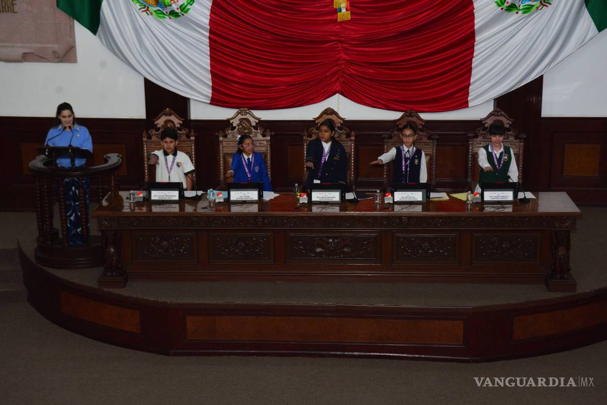 $!Autoridades del Congreso entregaron reconocimientos a las niñas y niños que participaron en la sesión del Parlamento Infantil.