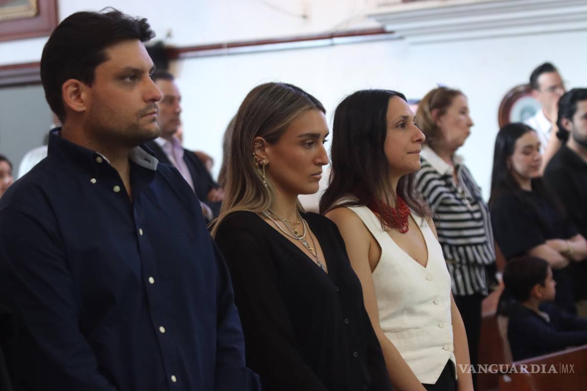 $!Orgullo. Los hijos del creativo estuvieron presentes y demostraron su unión, admiración y respeto a su padre.
