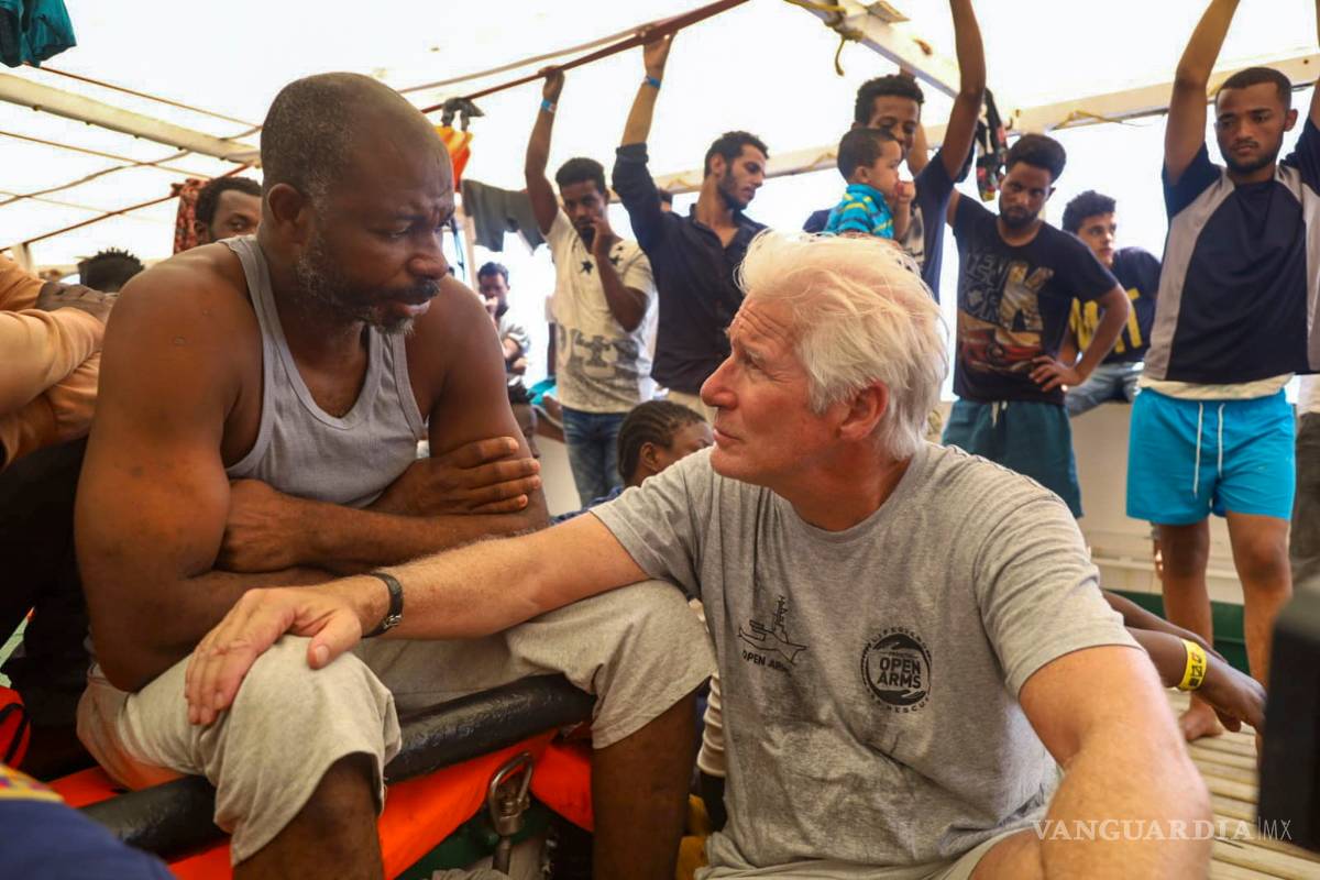 $!Richard Gere en acto solidario y humanitario lleva víveres a 121 inmigrantes rescatados por Open Arms