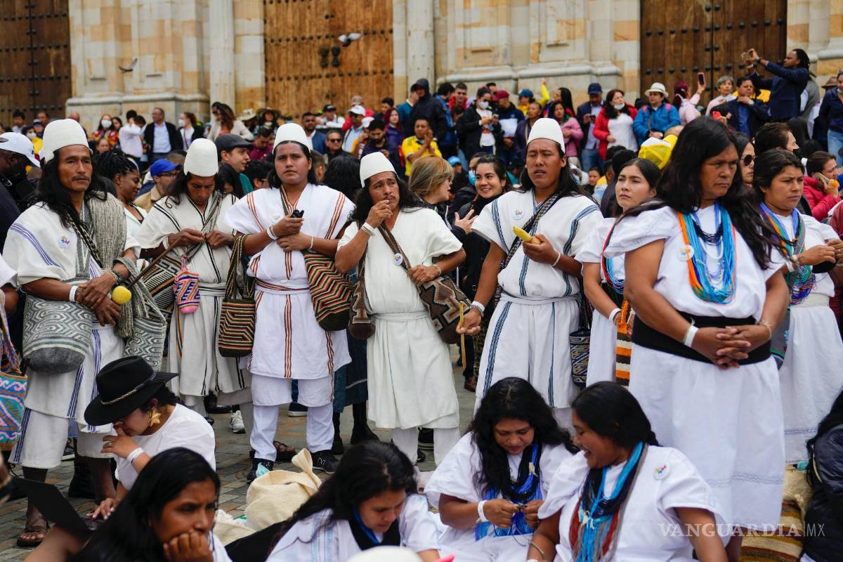 $!Indígenas arahuacos esperan el inicio de la ceremonia de juramentación del nuevo presidente Gustavo Peto en la plaza de Bolívar en Bogotá, Colombia.