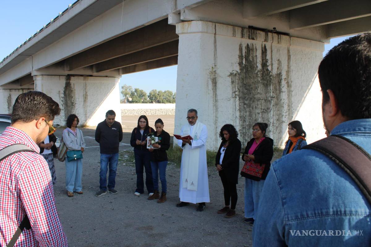 $!“Cosme, presente”. “Ahora y siempre”. Los asistentes a la ceremonia católica realizada bajo el Puente Plateado, el 16 de octubre, oraron por el adolescente.