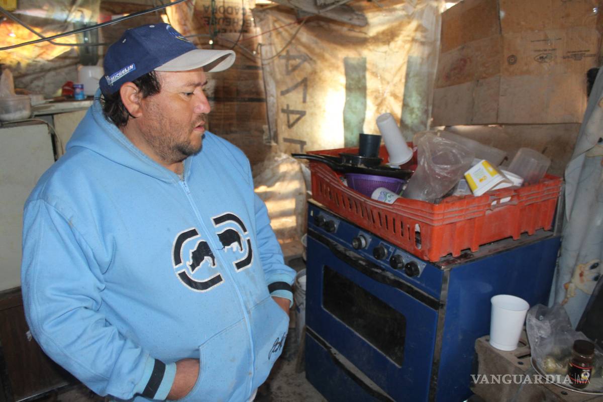 Enfrentar el frío bajo tarimas, hules y cartón