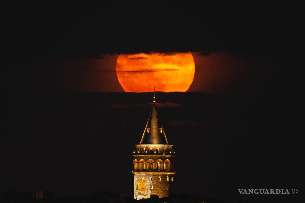 $!Una superluna se eleva detrás de la Torre de Gálata en Estambul, Turquía. Durante un fenómeno conocido como la “ Strawberry Moon”.