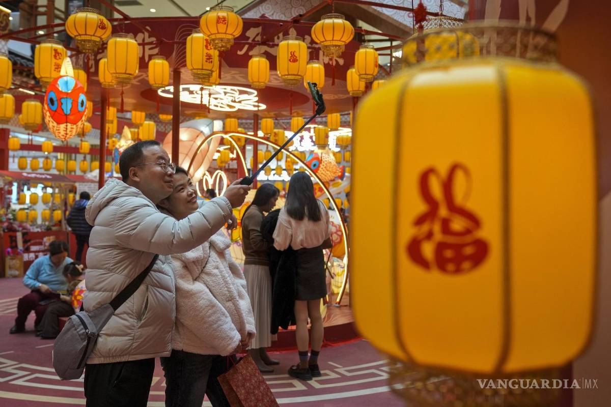 $!Una pareja se toma una selfie mientras en un centro comercial en Beijing.