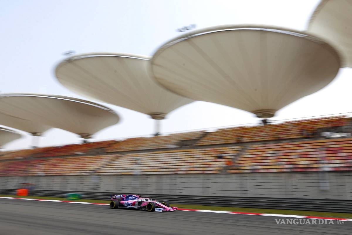 $!Checo Pérez no está muy contento con su monoplaza