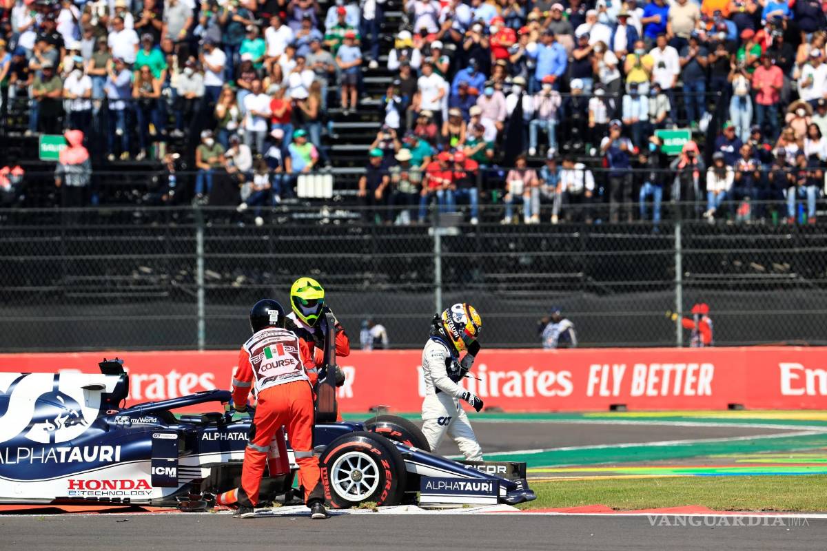 $!El japonés Yuki Tsunoda de Alpha Tauri se retira caminando hoy, en el Gran Premio de Fórmula Uno de México que se realiza en el Autódromo Hermanos Rodríguez en Ciudad de México