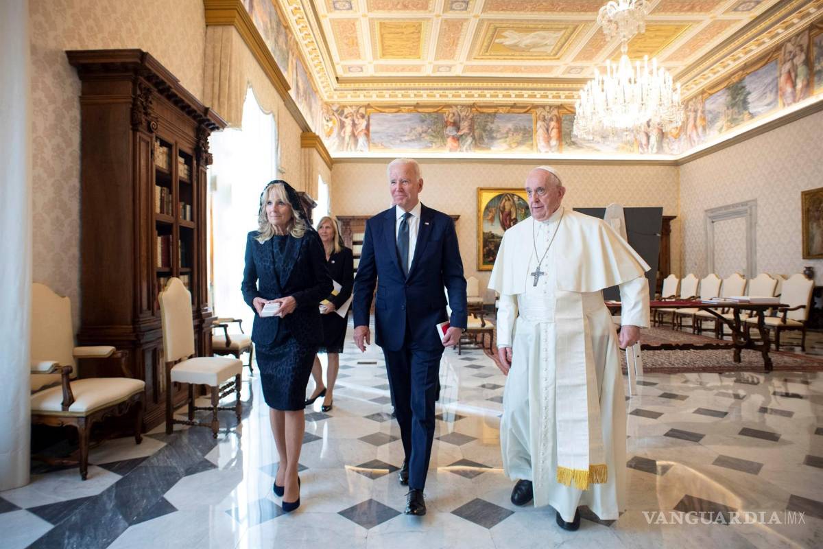 $!El Papa Francisco (d) durante una audiencia con el presidente estadounidense Joe Biden (c) acompañado por su esposa Jill Biden (i) en la Ciudad del Vaticano. EFE/EPA/VATICAN MEDIA