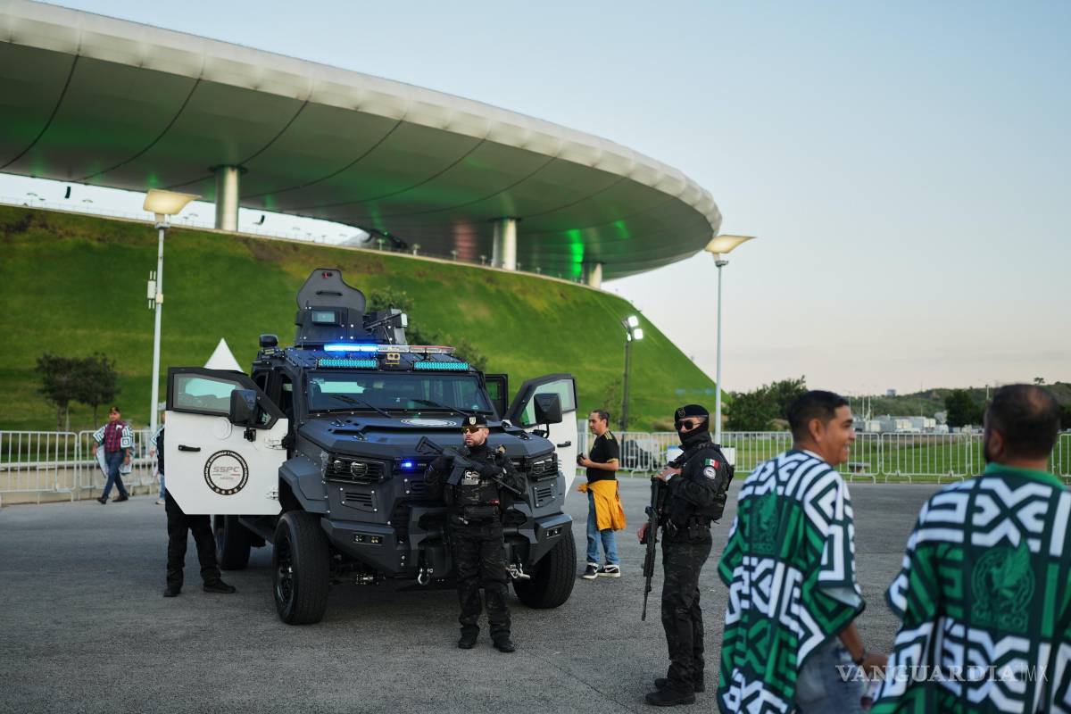 $!Agentes de policía montan guardia en las afueras del estadio Akron antes de un partido amistoso entre México y Ecuador en Guadalajara, Jalisco.