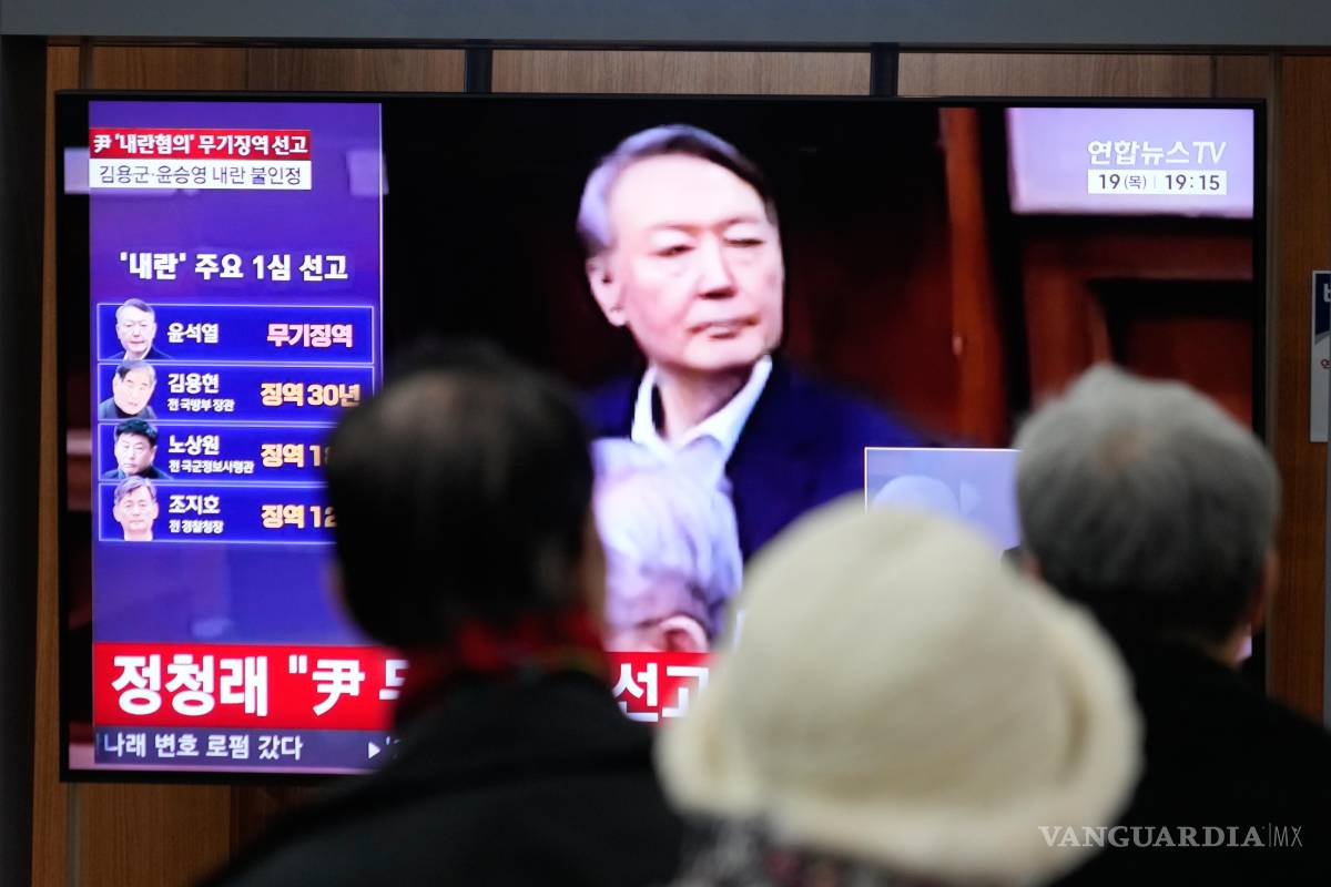 $!Una pantalla de televisión muestra una imagen del expresidente de Corea del Sur, Yoon Suk Yeol, durante un programa de noticias en la estación de tren de Seúl.