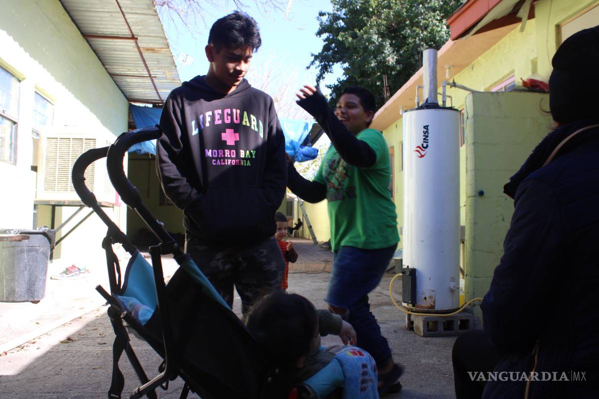 $!En el albergue del Ejército de Salvación, la población migrante estaba a la expectativa de la entrada de Donald Trump como presidente de Estados Unidos.
