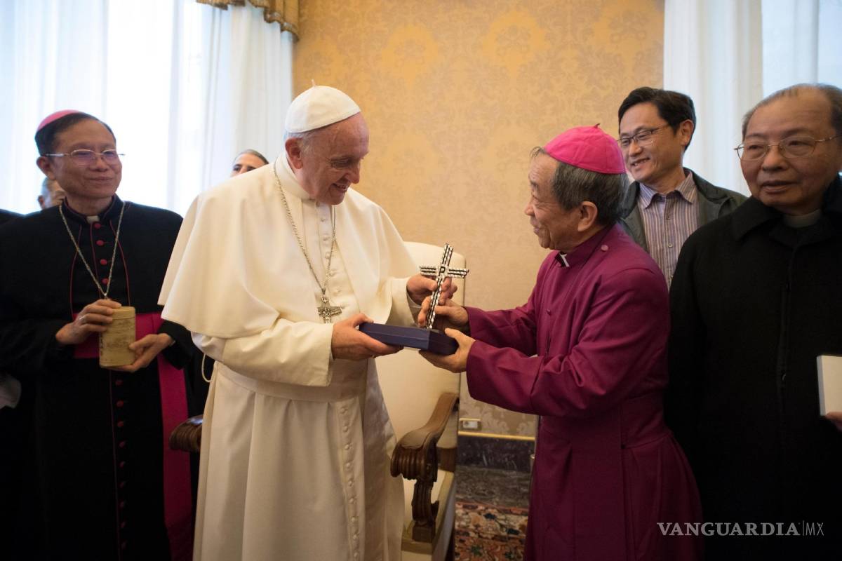 Regala Taiwán al Papa una cruz hecha con restos de bombas lanzadas por China