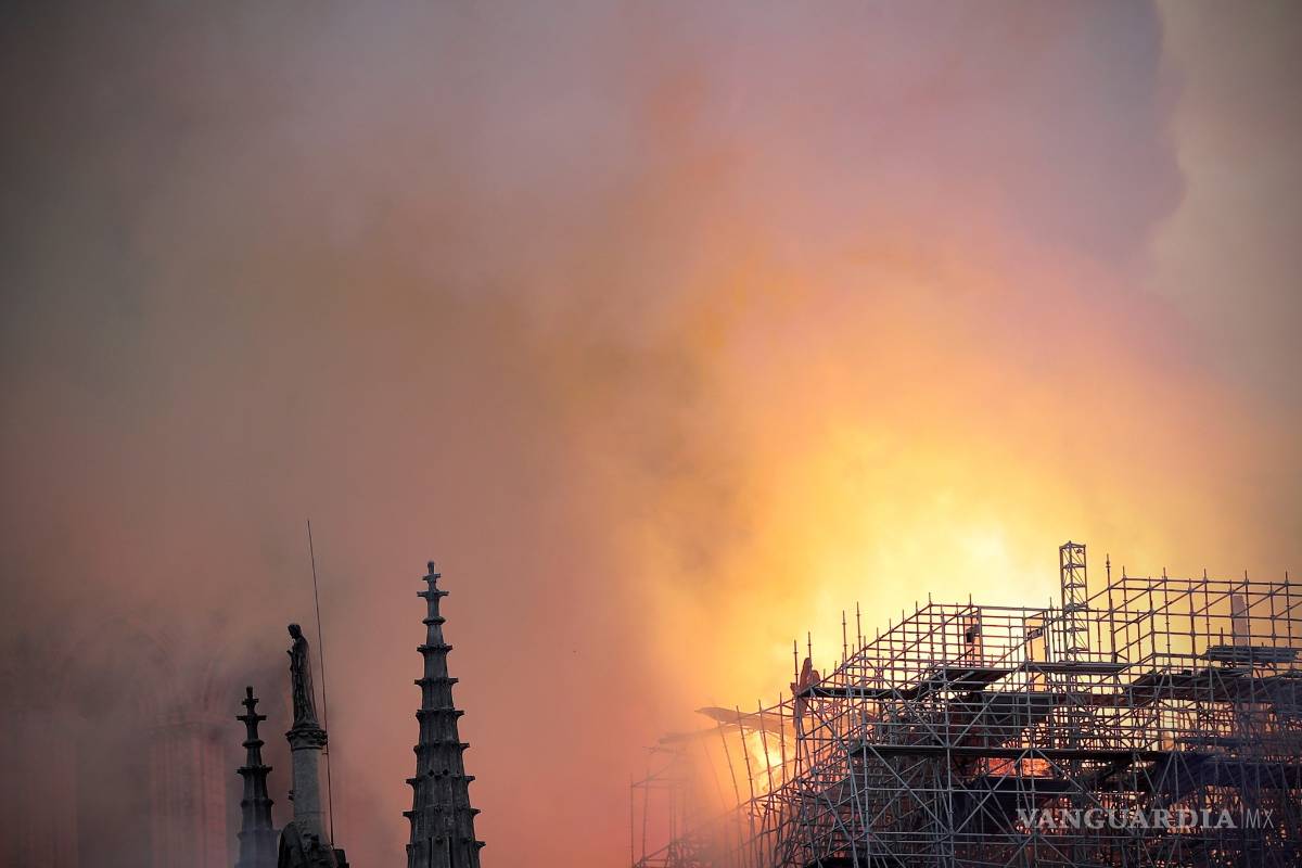 $!Catedral de Notre Dame en el centro de París es devorada por las llamas (fotogalería)