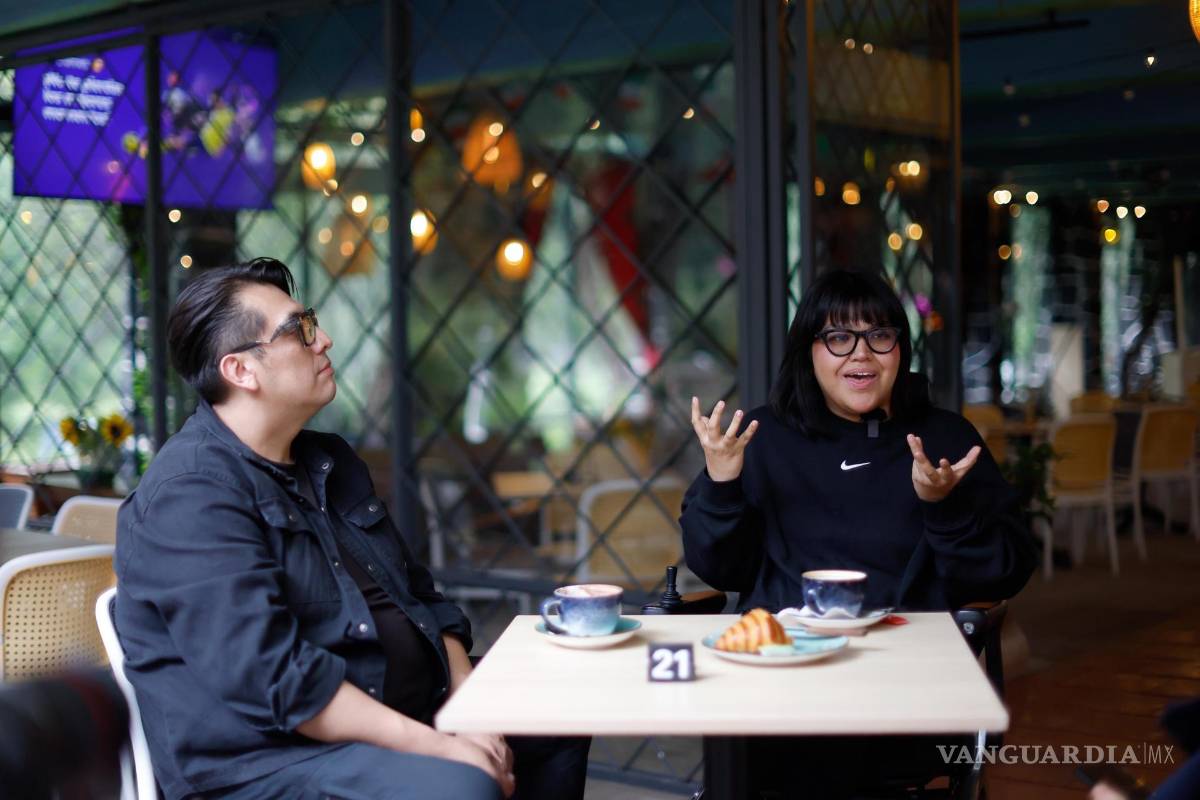 $!Los activistas Tania Sánchez (d) y Alex Castillo, durante una entrevista con EFE en Ciudad de México (México).