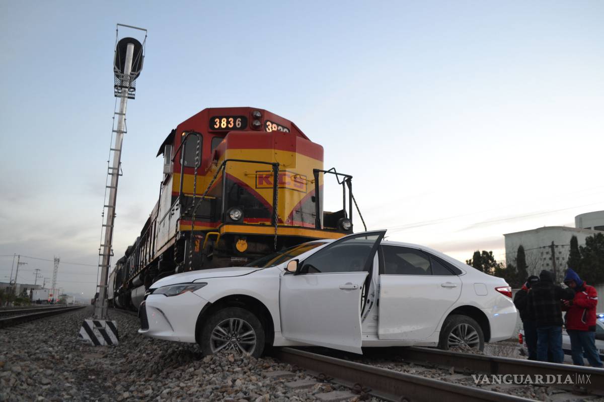 En Saltillo tres trabajadores a bordo de un vehículo son arrastrados 200 metros por un tren... y salen ilesos