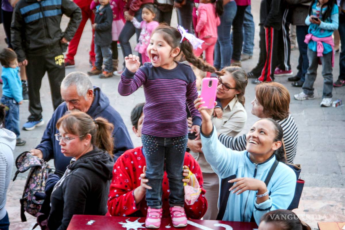 $!Saltillenses comparten gigantesca Rosca de Reyes