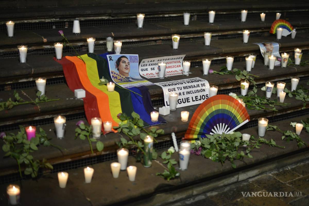 Entre banderas arcoíris, familiares y miembros de la comunidad, despiden a le magistrade Ociel Baena en Aguascalientes