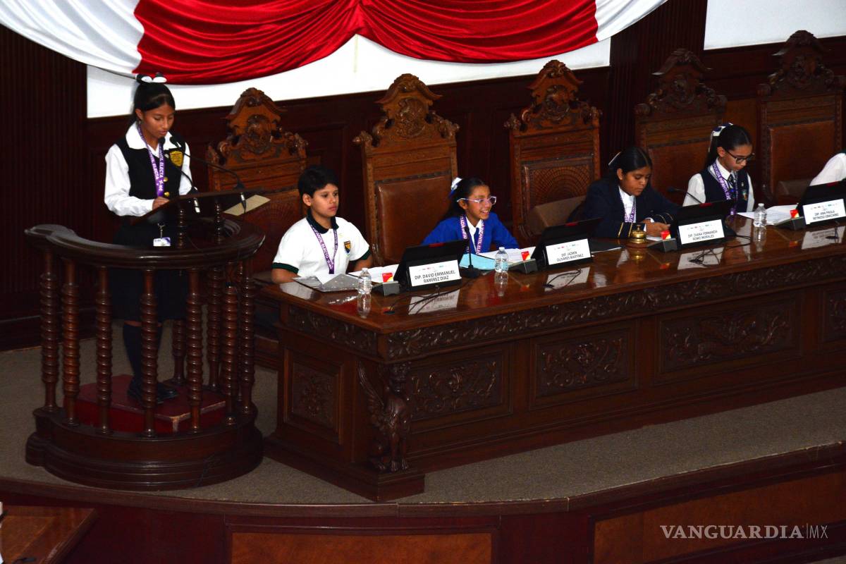 $!Estudiantes de primaria de distintos municipios ocuparon las curules del Congreso para presentar sus propuestas legislativas.