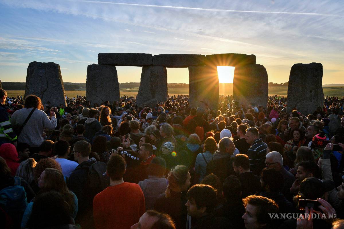 Recibe el Reino Unido el solsticio de verano en Stonehenge