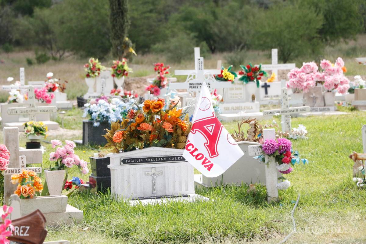 $!Fanáticos de Acereros de Monclova festejan hasta en el panteón