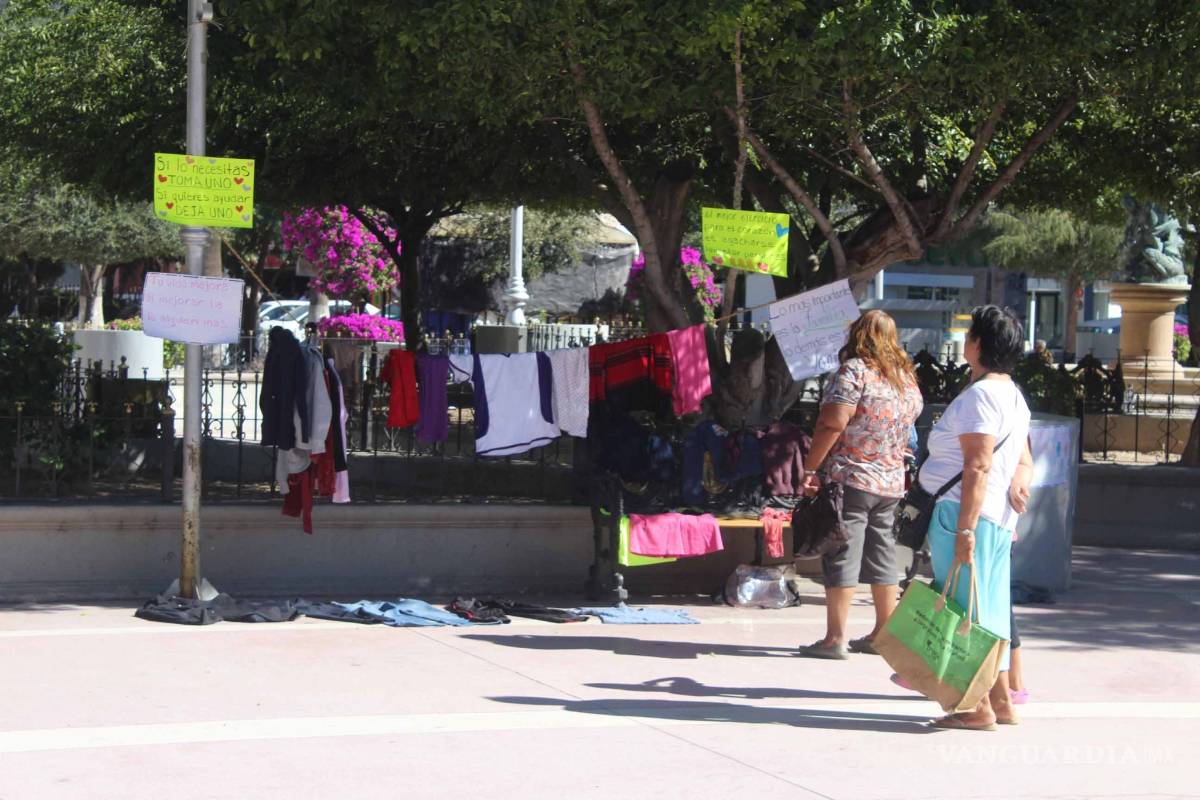 $!“Si lo necesitas, toma uno”, estudiantes de Torreón dejan prendas y comida para los más necesitados