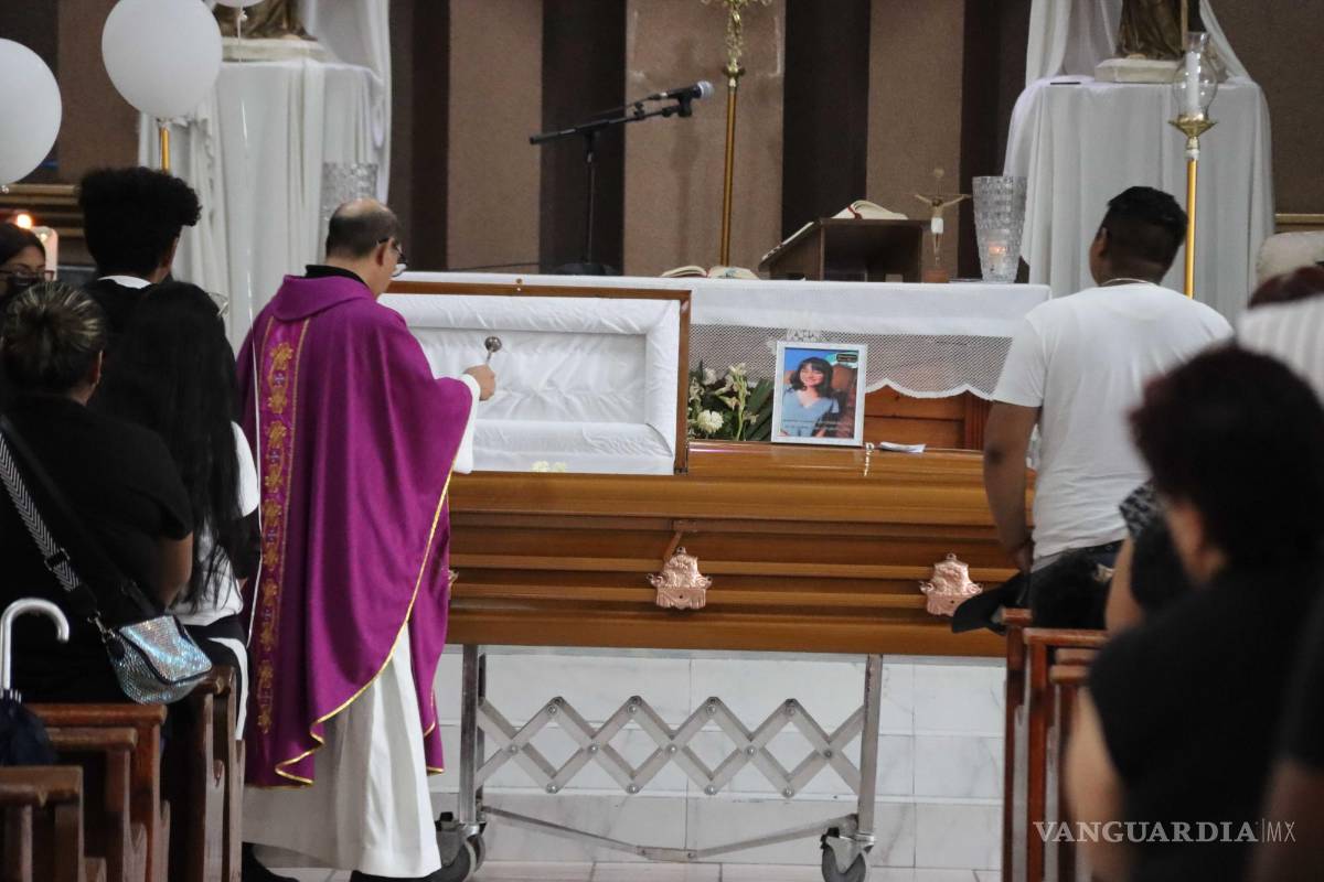 $!Los restos de la adolescente de 14 años fueron sepultados en el panteón La Paz, sobre la carretera a Torreón.