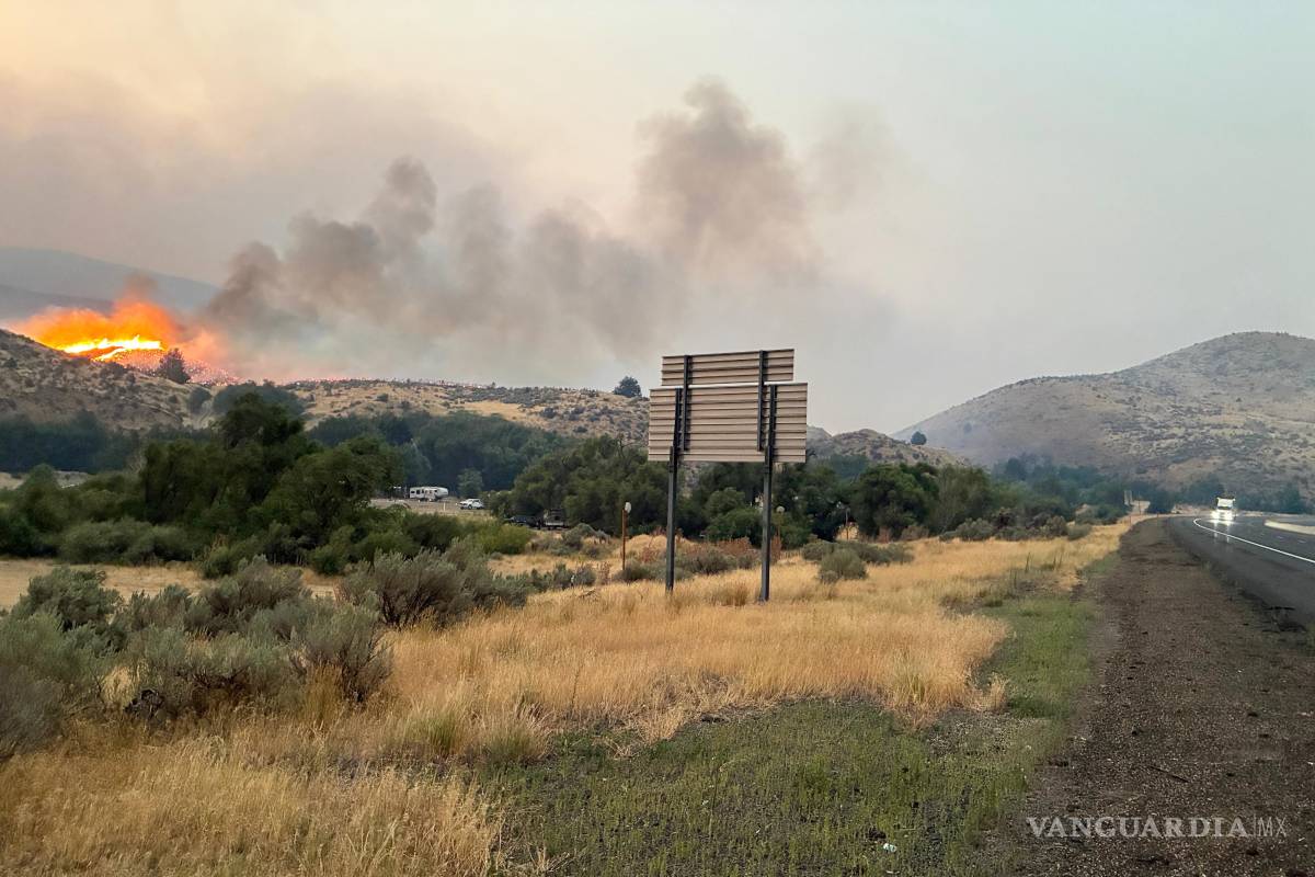 $!En esta imagen del Departamento de Transporte de Oregon del 27 de julio de 2026 se puede ver un incendio forestal en el este de Oregon.